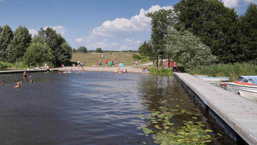 Saknar faciliteter, dock finns grillar, toaletter m.m. vid Sandviksbadet 1 km därifrån.