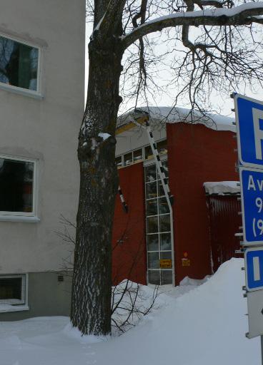 Insyn från hemmet in i Kungshallen. Byggnaden hemmet känns också trist och nedgången, passar inte riktigt in i miljön.