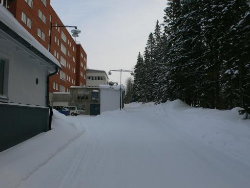 ner för en halkig slänt Dålig sikt och mörkt, svårt att se bilar som kommer i hög hastighet uppifrån vändplanet för