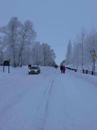 I korsningen finns idag en gångpassage. I en gångpassage har de gående inte företräde mot bilisterna.