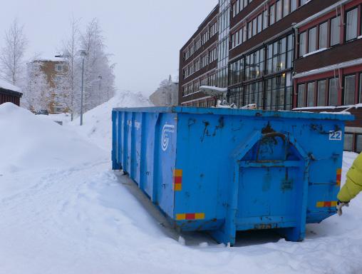 Plats Problem Ansvarig / Resultat 13. Hackspetten Rökar står ute på trottoaren då det saknas en skolgård. Står en okänd container rakt utanför skolan, vems? Skolan Se punkt 2.