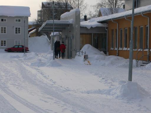 Matsalen Halkig ramp vid entrén, svårt at ta sig upp alltid. Lång köbildning utomhus, väldigt kallt på vintern. Mycket skräp, fulla papperskorgar. För få? Skolan Snöslunga inköpt.