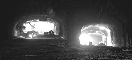 Figur 9.5 Under byggskedet krävdes omfattande kontroller för att minimera eventuell grundvattenpåverkan (bild: Trafikverket, 2011).