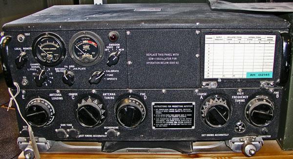 5 Unika radiosändare i Radiomuseet Radiomuseet har en Collins kortvågssändare T-47 / ART13 Nxsa 66789 (RM2145) Detta är n unik sändare från andra världskrigets slutskede, som var