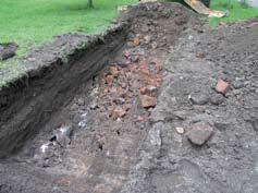 Det visade sig dock att det under leran fanns ett tjockt lager med massor från en eller flera raserade byggnader.