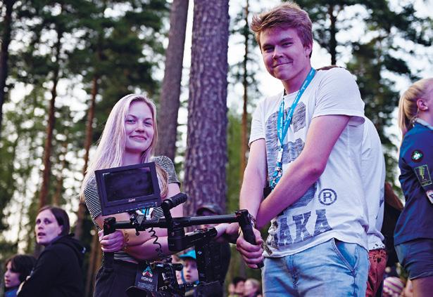 KUNSKAP DU FÅTT GENOM HOBBYER OCH FRIVILLIG VERKSAMHET HAR BETYDELSE! BILD Hannu Strömberg VAR TREDJE FINLÄNDARE sysslar med frivilligarbete 1,4 MILJONER FINLÄNDARE deltar i frivillig verksamhet.