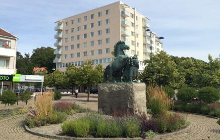 Bostadshusen närmast bakom Nytorget, uppförda i början av 50-talet, har kvar sina ursprungliga fasader som i huvudsak är i gult och rött tegel.