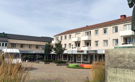 Framför kulturhuset dominerar biltrafiken, även om en torgyta har skapats utanför Mimers Hus för att bättre koppla ihop denna del av staden med centrum söderut.