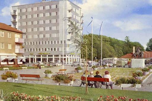 Åt norr en byggnad i två våningar inrymmande handel, kontor och restaurang, tillkommen något senare än byggnaden åt öster, vilken är i tre våningar med bostäder övre plan och handel i bottenplan.