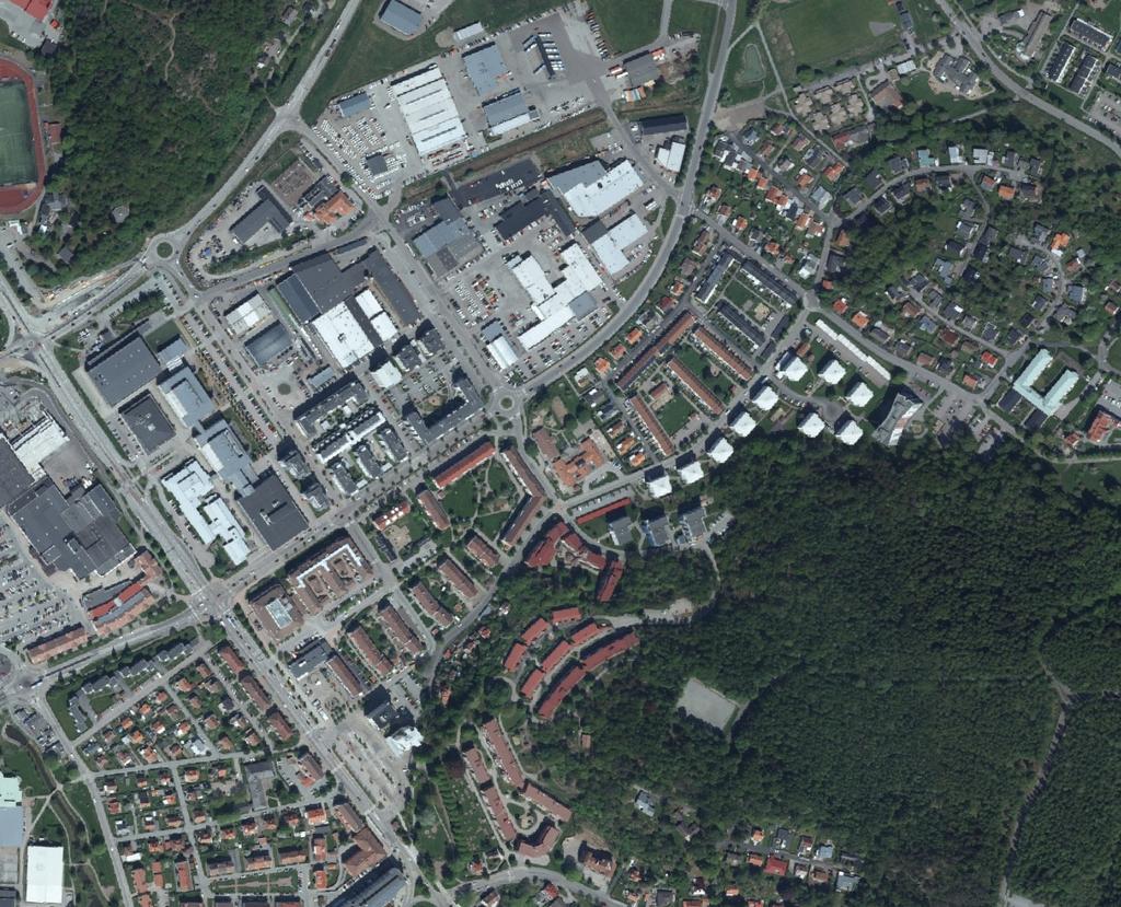 I det större perspektivet ingår programområdet som del i ett bebyggelsestråk som kan avgränsas mellan trädgårdsstadens villabebyggelse från 1930-40-talen i väster, fontinbergets nordvästra