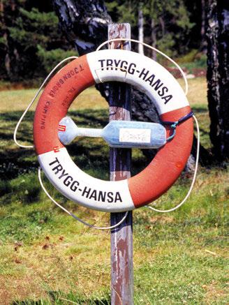 De tog en roddbåt på stranden och rodde ut. De lyfte upp killen i båten. De slängde ut en livboj som killen tog tag i. De bogserade killen till stranden. Adam lånade ut sin badrock.