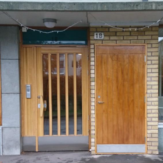 Du öppnar genom att dra i de två handtagen. Samlingslokalen Styrelsen tog beslut tidigare i år att renovera lokalen.