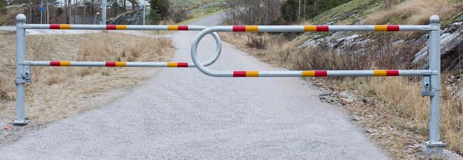 Bommar mot Berga Centrum Styrelsen har beslutat och beställt montage av bommar till gångvägarna invid Runvägen 15 och Rimsmedsvägen 13 som leder mot hälsocentralen.