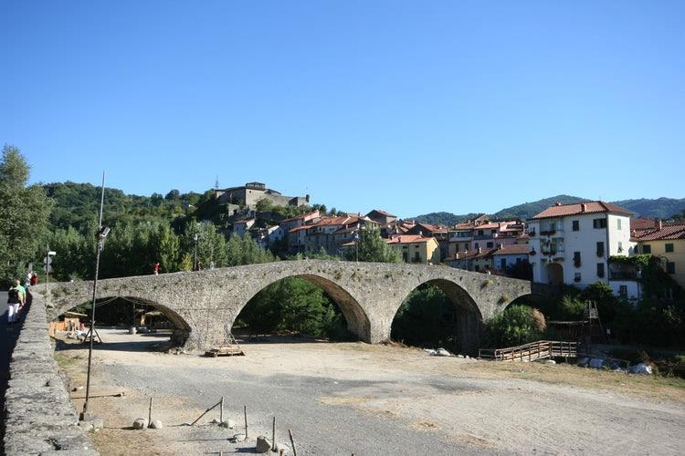 Via Francigena, Pontremoli - Lucca, 7 nätter 2(7) Dag 1 Ankomst till Pontremoli Pontremoli är en liten juvel i norra delen av Toscana. Staden genomkorsas av floden Magra med flera imponerande broar.