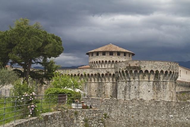 Via Francigena, Pontremoli - Lucca, 7 nätter 3(7) Pisan Fortezz Firmafede, Sarzana Dag 5 Sarzana - Massa Den här sträckan är ganska lång, men relativt flack och lättvandrad.