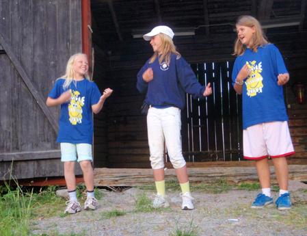 Skandal Fel låt vann I går avgjordes den årliga upplagan av SMS utanför ladan på Tunet. Det blev en rafflande tävling med många bra bidrag. Det tävlades i lederhosen och tysk joddel.