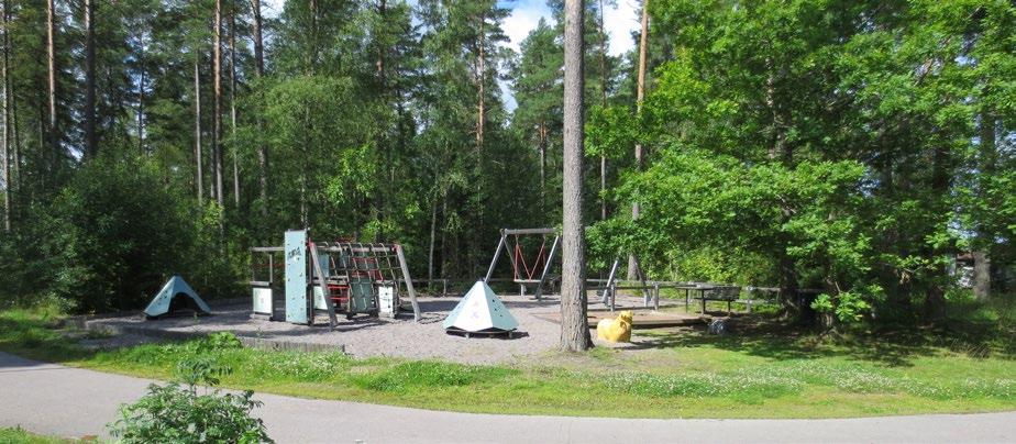9. Pistonggatans lekplats Pistonggatans lekplats är den fjärde kommunala lekplatsen i Tillberga. Lekplatsen är placerad i ett mindre skogsparti och används för lek och spontana spel.