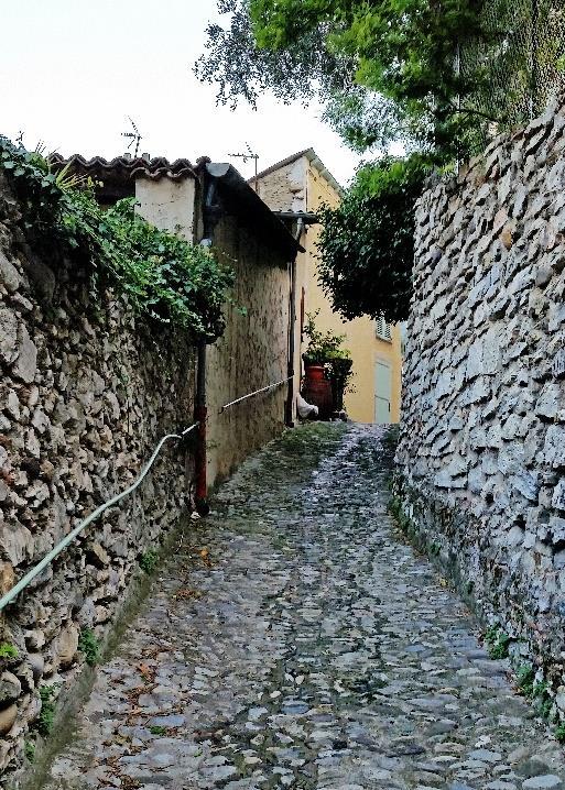 Provence - från Alperna till Franska rivieran, 5 nätter 2(6) Dag 1 Ankomst till Breil-sur-Roya Breil-sur-Roya når du lätt via lokaltåget från Nice. Staden är halvmåneformad och ligger vid floden Roya.