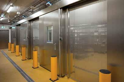 LIVSMEDELSINDUSTRIN ISOLERING SPARAR MASSOR AV ENERGI PÅKÖRNINGSSKYDD GER LÅGA UNDERHÅLLSKOSTNADER HÖG ÖPPNINGSHASTIGHET GER ÖKAD EFFEKTIVITET HYGIENISKA TÅL RENGÖRING Dörrar för livsmedelsindustrin.