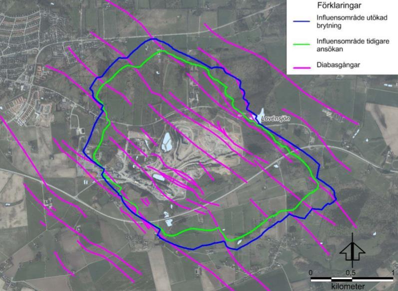 Figur 6.2.2. Praktiskt influensområde i berg för befintligt tillstånd (grön linje) samt utvidgad bergtäkt (blå linje).