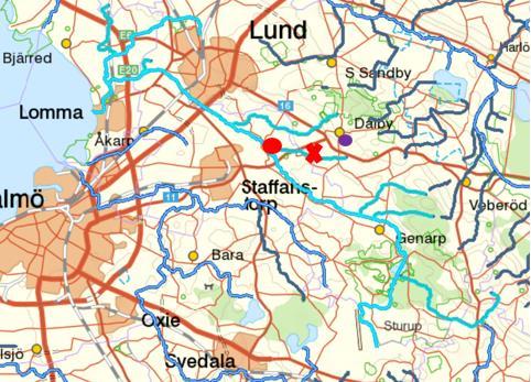 Figur 6.3.1. Höje å med tillflöden markerade i ljusblått. Täktområdet är markerat med lila cirkel. Källingabäcken är markerad med rött kryss.