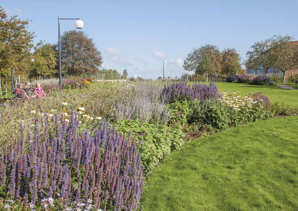 Den är så vacker och välskött. Det är lätt att träffa andra och umgås. Kvinna 70-79 år, Täby centrum ÅKERBYPARKEN Ligger bra utan biltrafik.