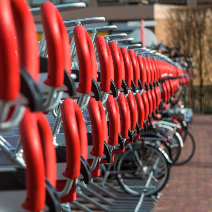 EASYLIFT PREMIUM Design: VelopA PLATSEFFEKTIV CYKELPARKERING I TVÅ VÅNINGAR UTAN TUNGA LYFT MATERIAL & UTFÖRANDE Stomme: Stål. Varmförzinkat med/utan pulverlackering. Skenor: Aluminium.