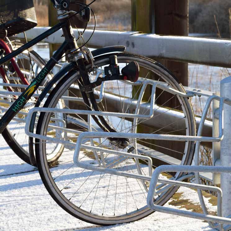 STELLA Design: Smekab KLASSISKT CYKELSTÄLL MED RAMLÅSNING Enkelsidigt (3, 4 platser) Enkelsidigt (3, 4 platser) Dubbelsidigt (6, 8 platser) Dubbelsidigt (6, 8 platser) MATERIAL & UTFÖRANDE Stål.