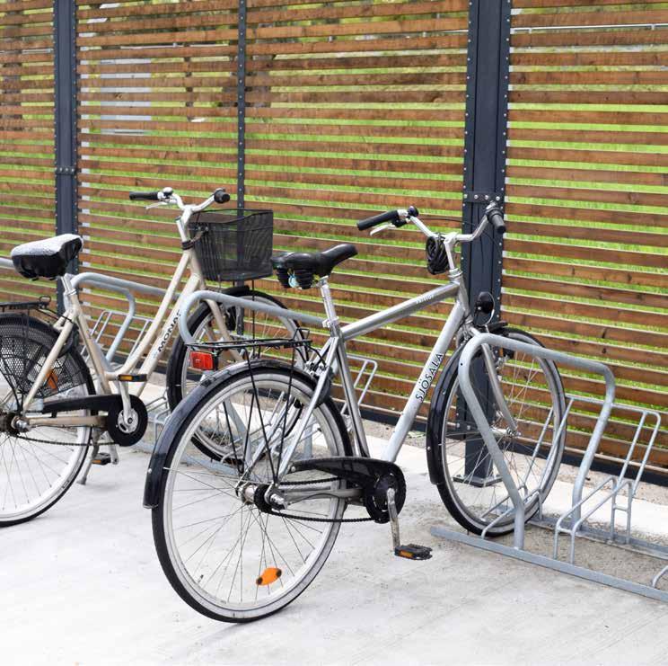 HL Design: Smekab HL CYKELSTÄLL FÖR ORDNAD OCH SÄKER CYKELPARKERING MATERIAL & UTFÖRANDE Stål. Varmförzinkat, med/utan pulverlackering. Längd 4 platser: 1396 mm. Längd 6 platser: 2096 mm.