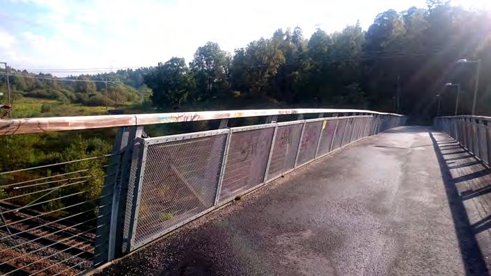Gångbron Från Cyklopen fortsätter gångvägen på en