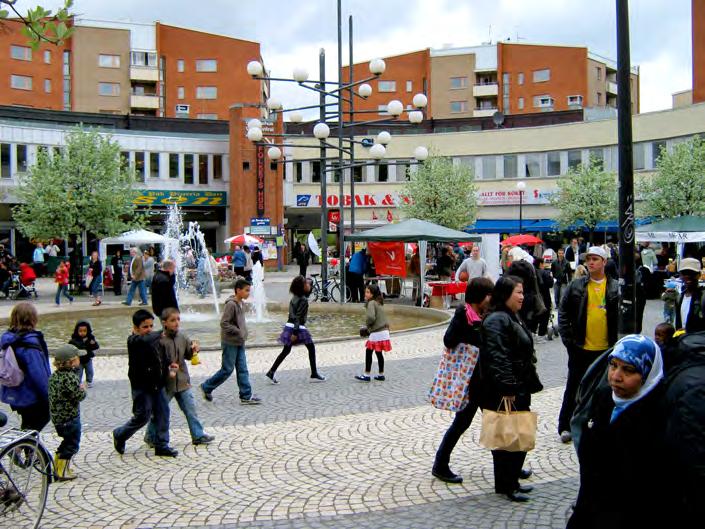 Rågsved centrum I slutet av en lång nedförsbacke kommer de promenerade först till Rågsveds