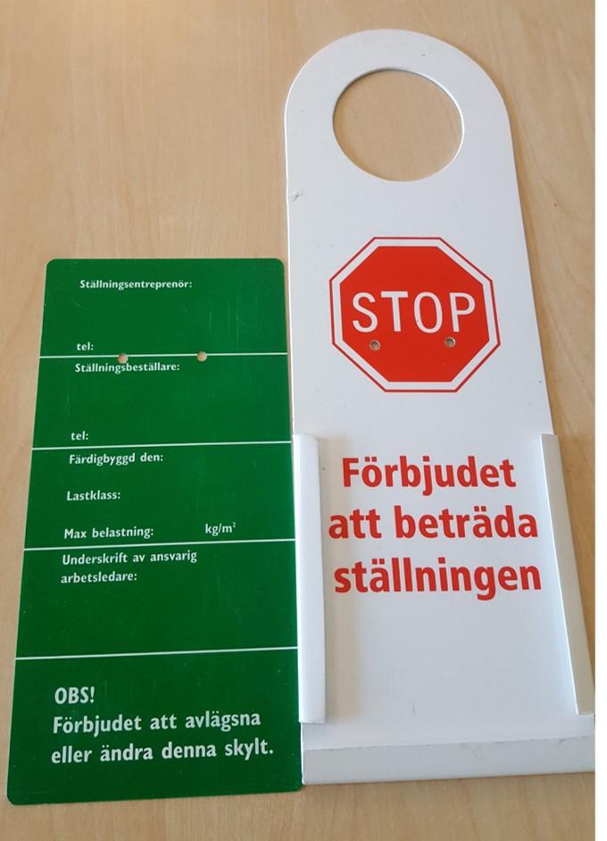 OBS! Det är förbjudet att använda stegar på ställningar! Godkända ställningar att beträda är märkta med grön skylt som är ifylld och godkänd. Se bild nedan.