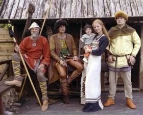 Vikingakläder Denna text handlar om kläder på vikingatiden. På vikingatiden hade de kläder. Kvinnan gjorde kläderna. Barnen hade också kläder. Kvinnornas kläder Kvinnorna gjorde kläderna.