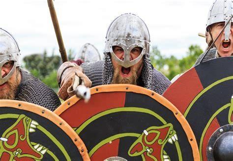 Vikingar i Ryssland Snabba skepp på land Vikingarna hade snabba och smidiga skepp som man kunde rulla på stockar. Med de snabba och smidiga skeppen drog många vikingar till Ryssland.