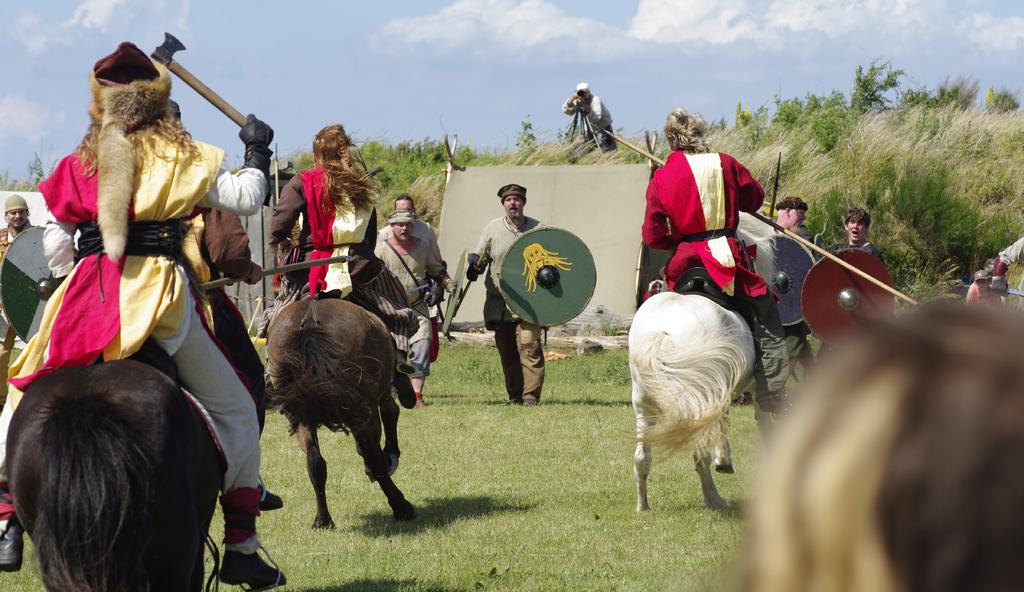 För dem är vår entrébyggnad och vår utställningshall Fotevikens Museum för övriga världen är det emellertid fortfarande Vikingastaden som är det stora museet.