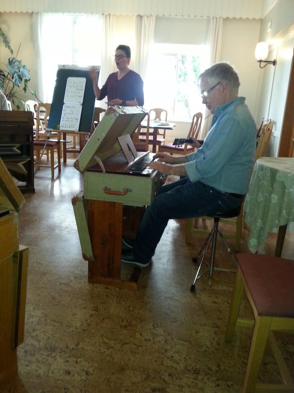 En bit in på eftermiddagen blev det dags för Workshoparna att samlas i rummet till vänster och spela samma låt samtidigt.