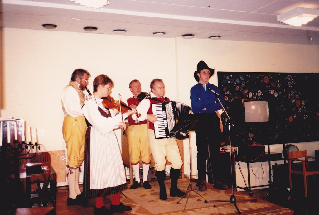 Vi vill veta lite mer om denna dansfamilj Tälje Folkdansgille 1987 som är så välkänd, inte bara i Södermanland, utan Åsa och PeO har under åren skaffat sig ett renommé över stora delar av landet.