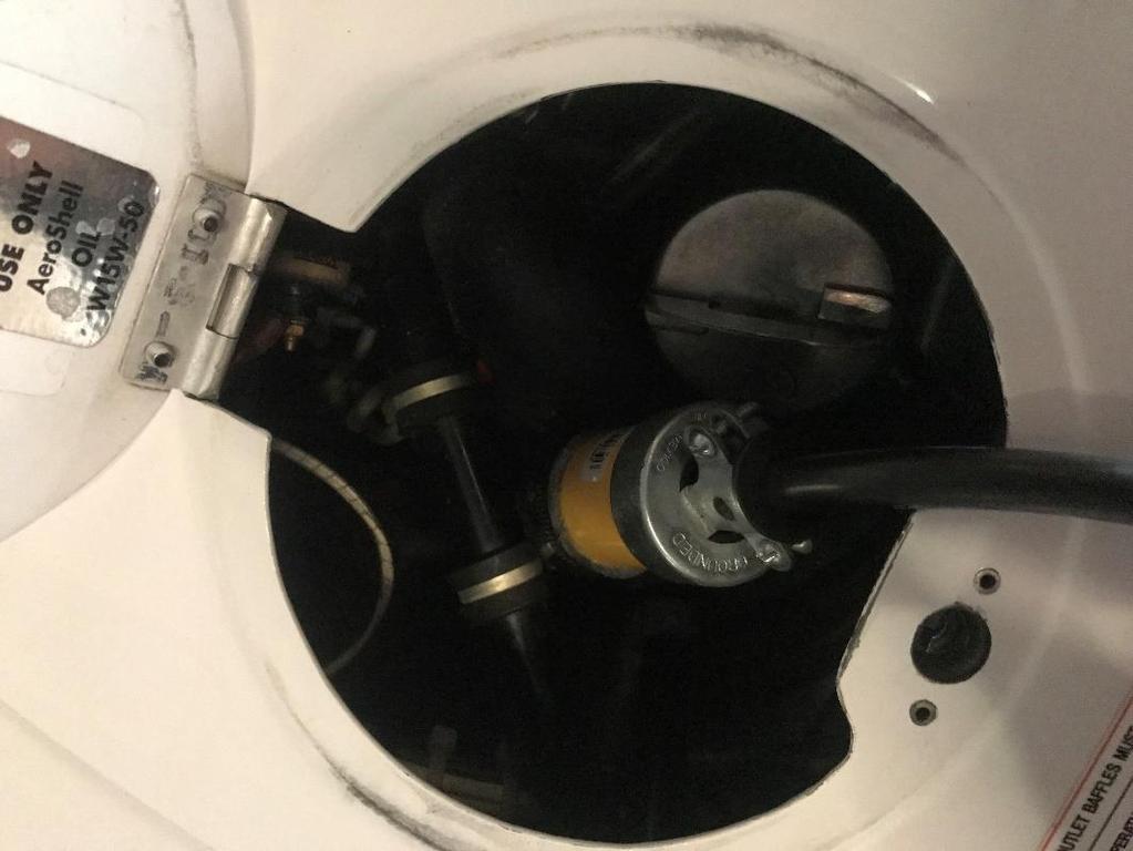 Fig. 2 - DA-20 uttag för yttre kraft Fig. 3 - DA-20 Motorvärmarinkoppling Motorvärmare Varje flygplansfack i hangaren är utrustade med en sladd som normalt är kopplat till kabelvindan i taket.