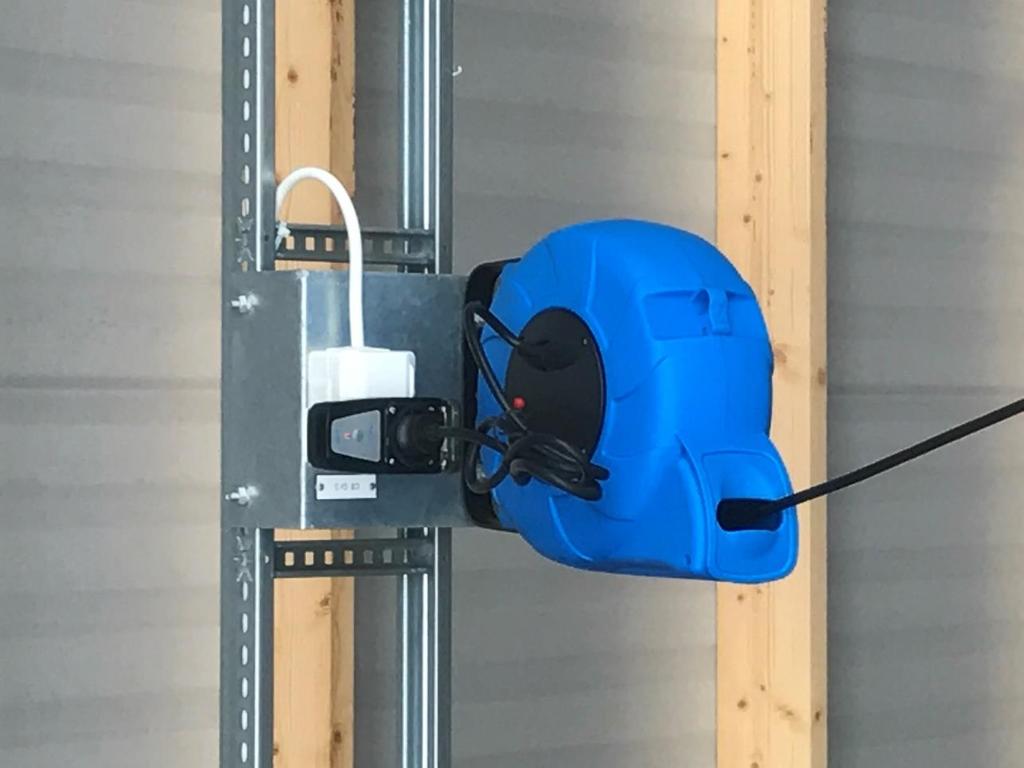 Fig. 4 Uttag för motorvärmare i taket med fjärrkontroll Har inte motorvärmaren startat automatiskt så är lösningen för att få en varm motor att koppla in motorvärmaren direkt till ett av vägguttagen