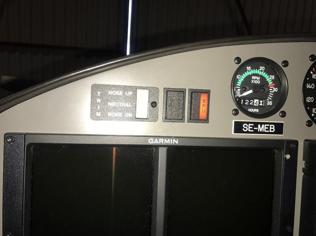 För att starta flygplanet med yttre kraft: Kolla att batterivagnen är inställd på 12 v och inte ansluten till vägguttaget.