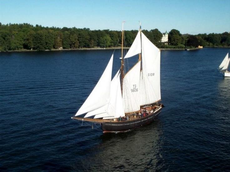 HÄLSNING FRÅN FÖRÄLDRAFÖRENINGEN Föräldraföreningen har bidragit till klass 3:s segling med den underbara skutan S/Y Ellen varje år i nästan 10 år nu.