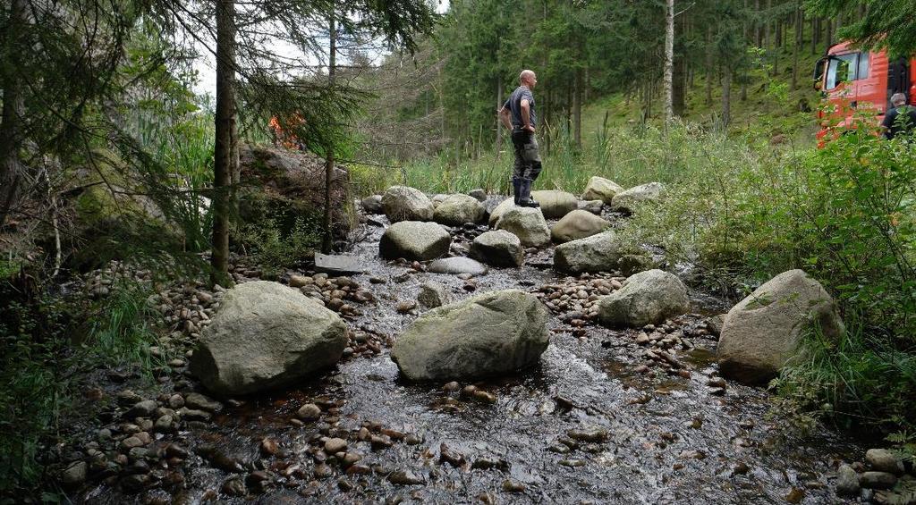 Åtgärder inom Kungsbackaåns Datum Skriv datum Vandringshinder 7, damm Svintjärn. Vattenrådet gav år 2013 bidrag till att tröskla upp dammen i utloppet av Svintjärn.