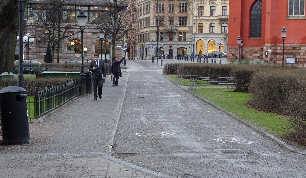 T2013-313-06577 Sida 14 (46) gångbanan breddas ut mot befintligt staket genom breddad beläggning och flytt av