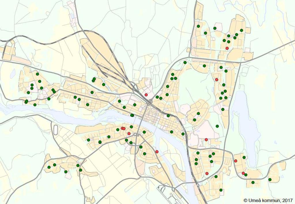 Förskolor och skolor där ljudnivån överstiger riktvärdet 55 dba på mer än 20% av skolgården (röda), respektive förskolor och skolor där riktvärdet uppfylls helt (gröna).