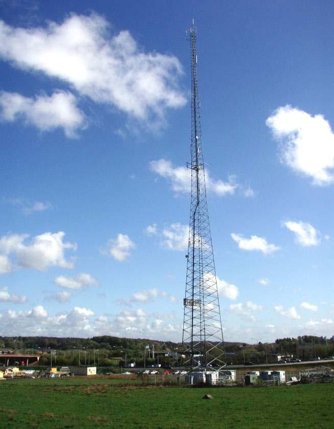 På tornet (till höger) finns givare för temperatur på höjderna 2 och 8 meter. Däremellan mäts också difftemperaturen.