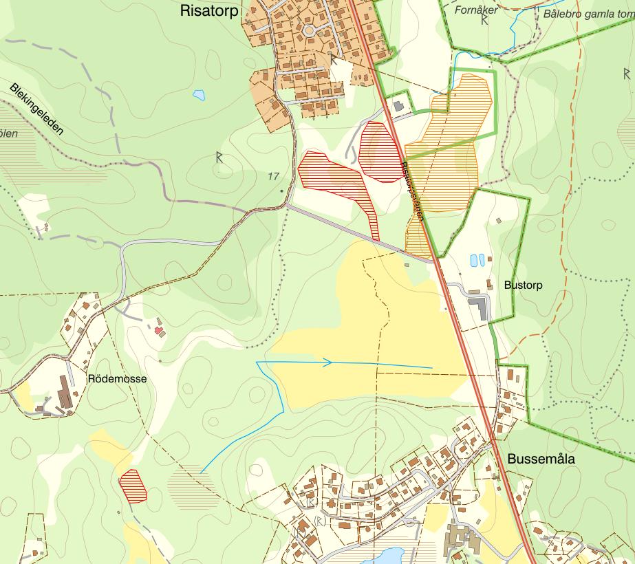 Den höglänta terrängen är skogbeklädd medan den låglänta i norr är öppen gräsbevuxen mark.