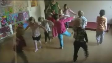 Bild 2. lindansare och cirkusdirektörer Casper ställde sig vid ett tillfälle vid lindansarna och såg ut att vilja prova detta uttryck.