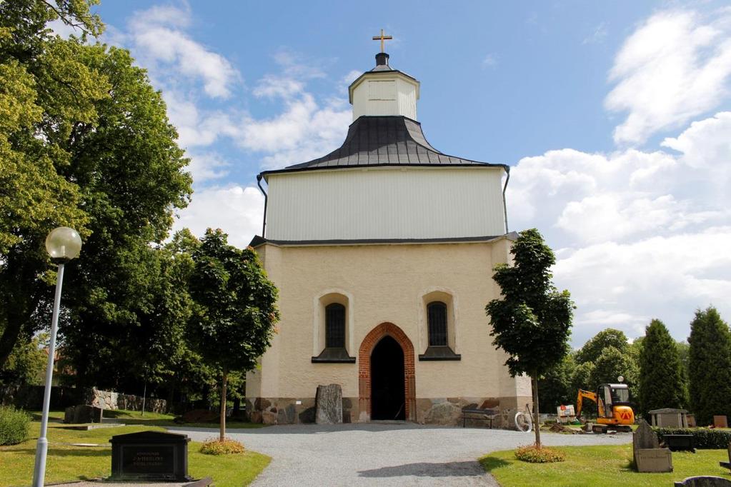 Syfte, metod och genomförande Åskskyddet vid Svinnegarns kyrka behövde kompletteras genom nedläggande av ny ringledare samt jordplåtar runt kyrkobyggnaden.