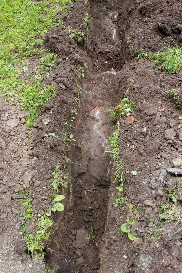 Figur 8. Vid kyrkobyggnadens norra långsida framkom i schaktet delar av dess grundmur (B).