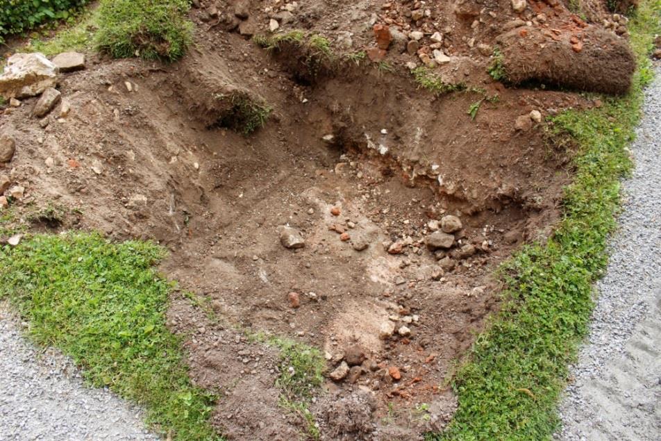 Här påträffades rikligt med bemålade kalkbruksfragment, i huvudsak rödmålade men även med svart och gul färg, se Fynd. E Stenar. I samma schakt som raseringslager C påträffades även två större stenar.